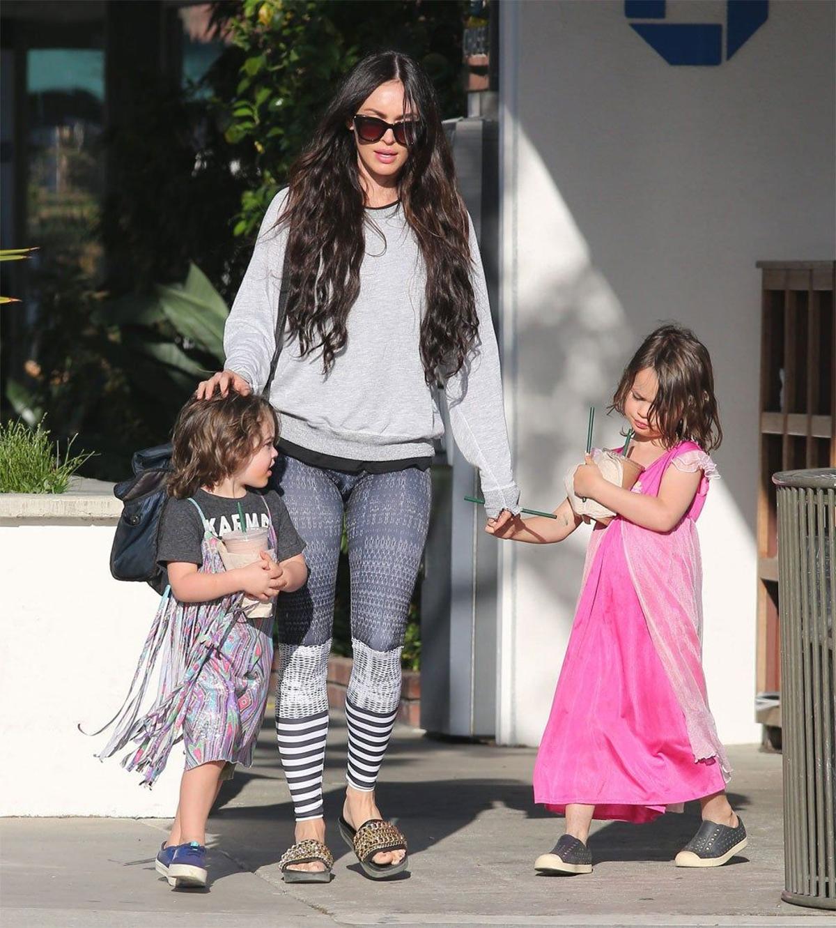 Megan Fox, de paseo con Noah y Bodhi, quienes llevan looks de niñas