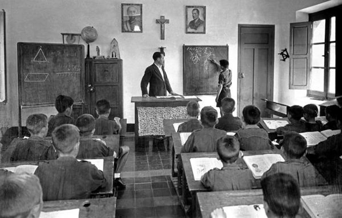 Imagen publicada en 1954 de escolares en un aula del colegio, por aquel entonces dependiente del Auxilio Social.