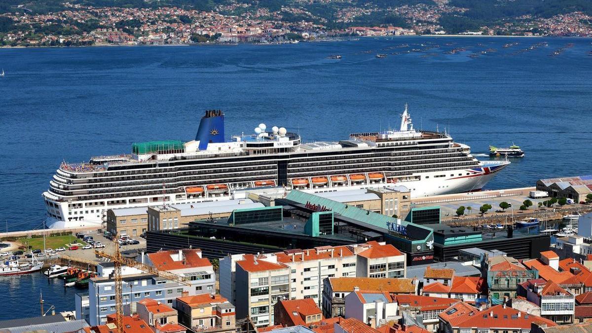 Vista del trasatlántico Arcadia atracado hoy en el muelle de cruceros de Vigo.
