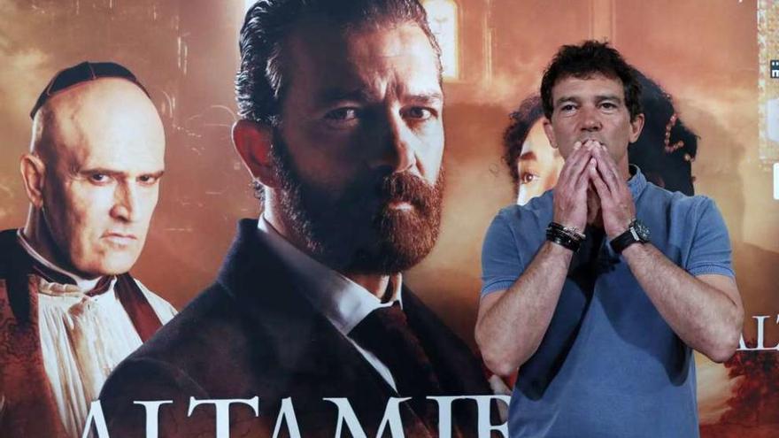 Antonio Banderas posa frente al cartel promocional del filme, ayer, en Madrid.