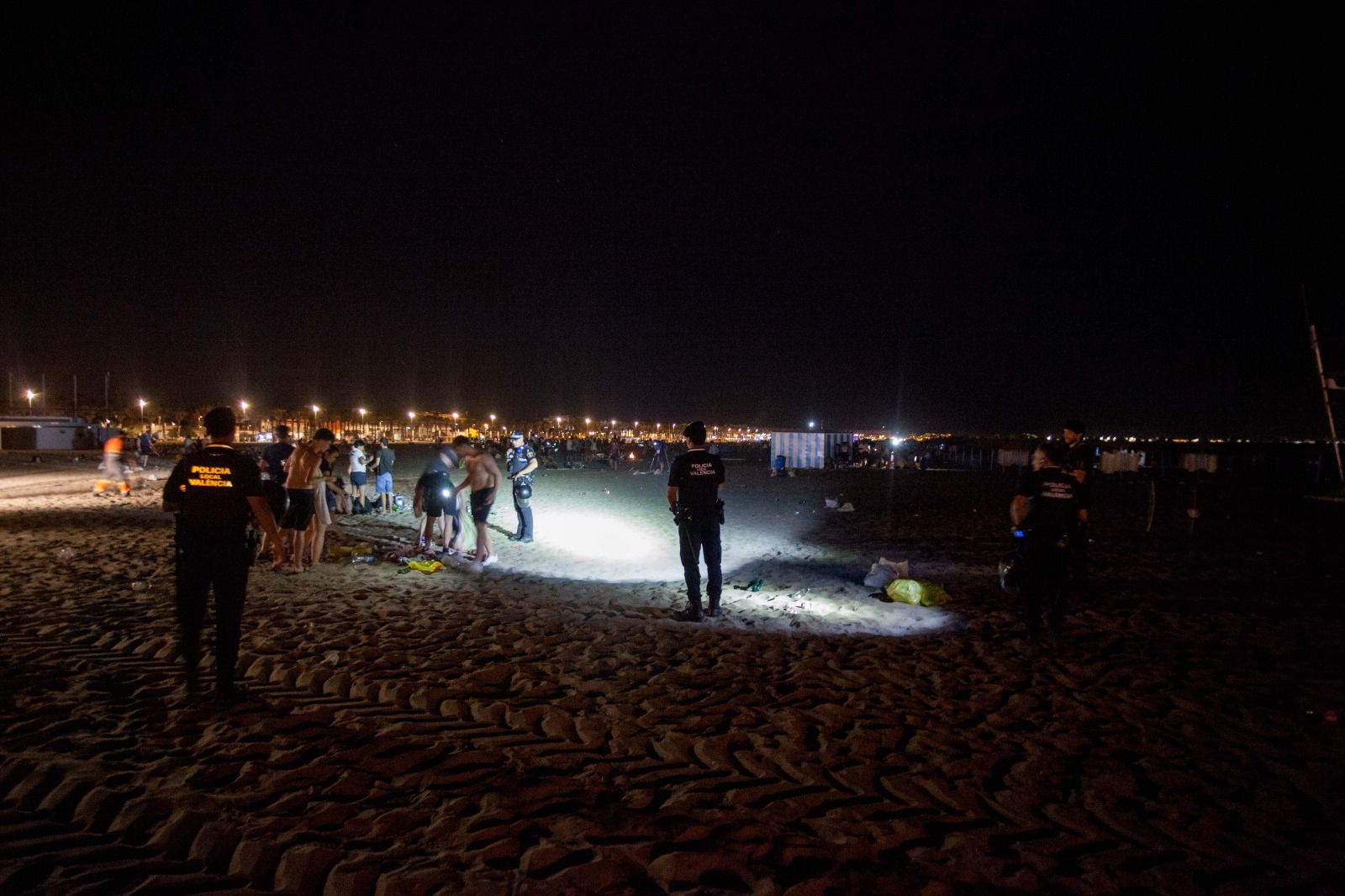 Desalojo y limpieza de las playas tras la noche de San Juan