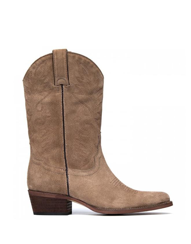 Botas cowboy de media caña con bordado en ante taupe, de It Shoes