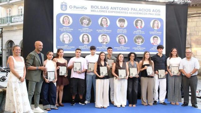 Entrega de las Bolsas Antonio Palacios a los doce mejores estudiantes, ayer, en Porriño.