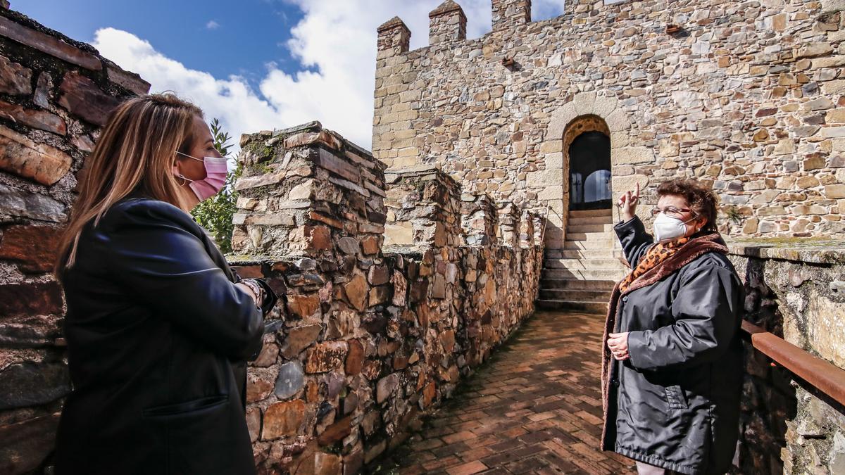 Visitantes en la Torre de Bujaco, uno de los centros turísticos de la ciudad.