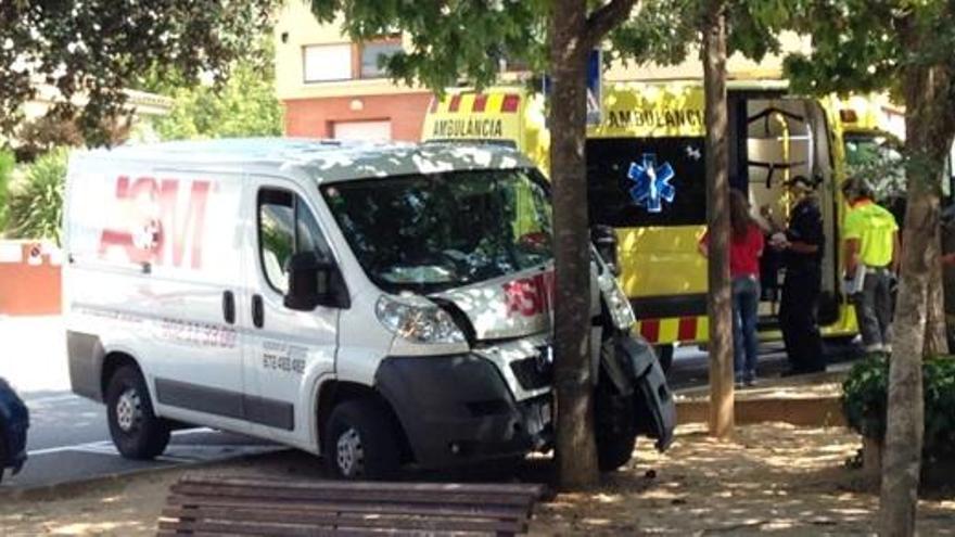 Una furgoneta xoca contra un arbre a Girona 2