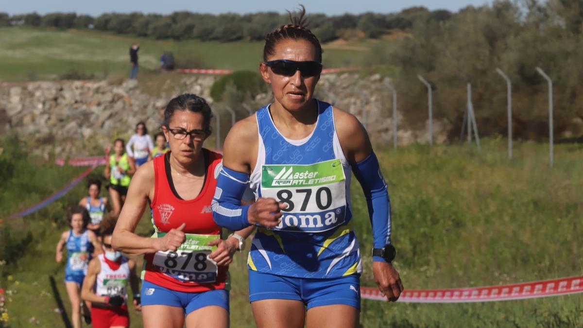 Dos atletas, durante el Campeonato de España máster de campo a través celebrado en Almodóvar del Río.
