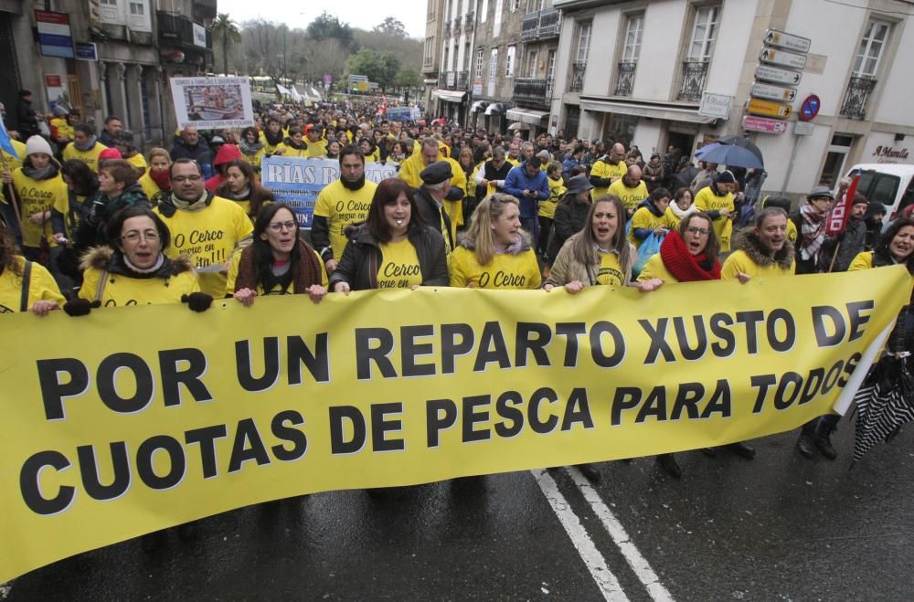 Miles de marineros protestan en Galicia para defen