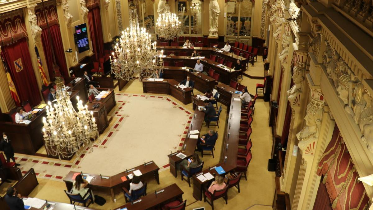 El Parlament suspende el pleno tras impedir a tres diputados votar en persona