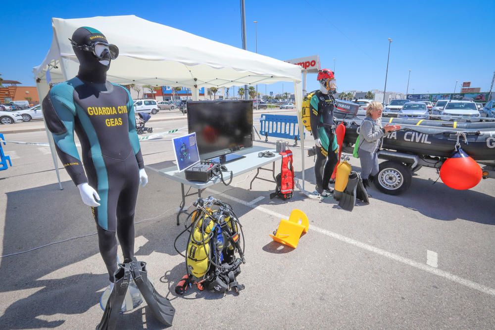 La Compañía de Torrevieja exhibe unidades y medios en el aparcamiento de municipal junto al centro comercial en La Zenia de Orihuela Costa en la primera iniciativa de estas características en el lito