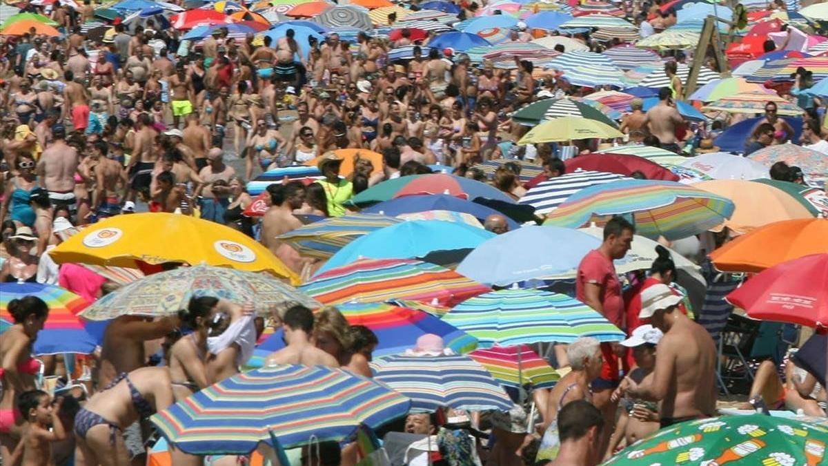 La playa de Levante de Salou repleta de turistas.