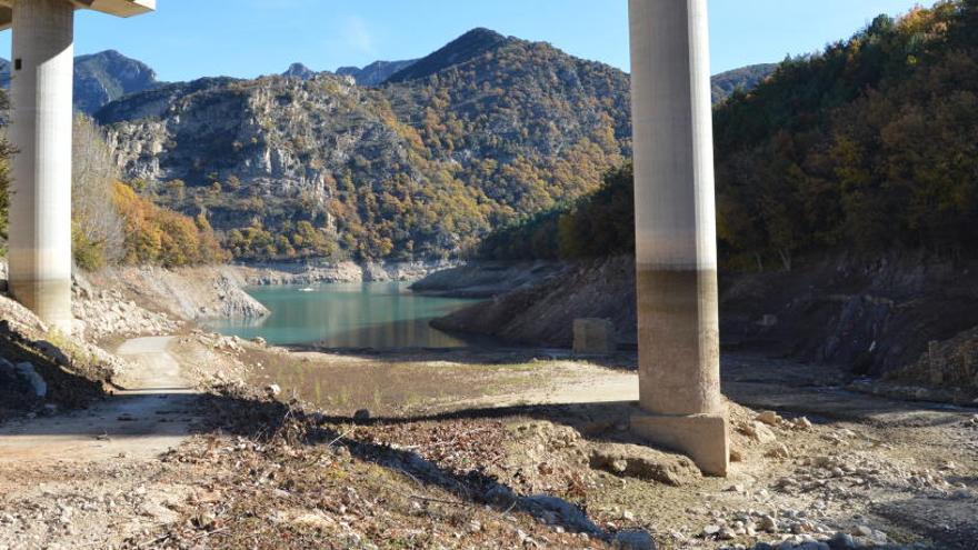 L&#039;embassament de la Baells presenta una imatge poc habitual a causa de la sequera