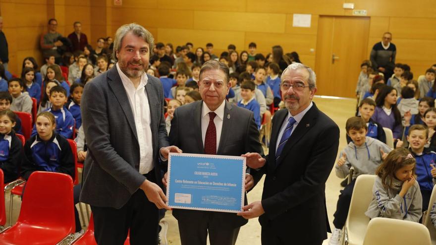 Por la izquierda, Nacho Calviño, Alfredo Canteli y Nicasio González, durante la entrega de la distinción de Unicef al colegio Auseva como referente en la educación en derechos de infancia. | Fernando Rodríguez