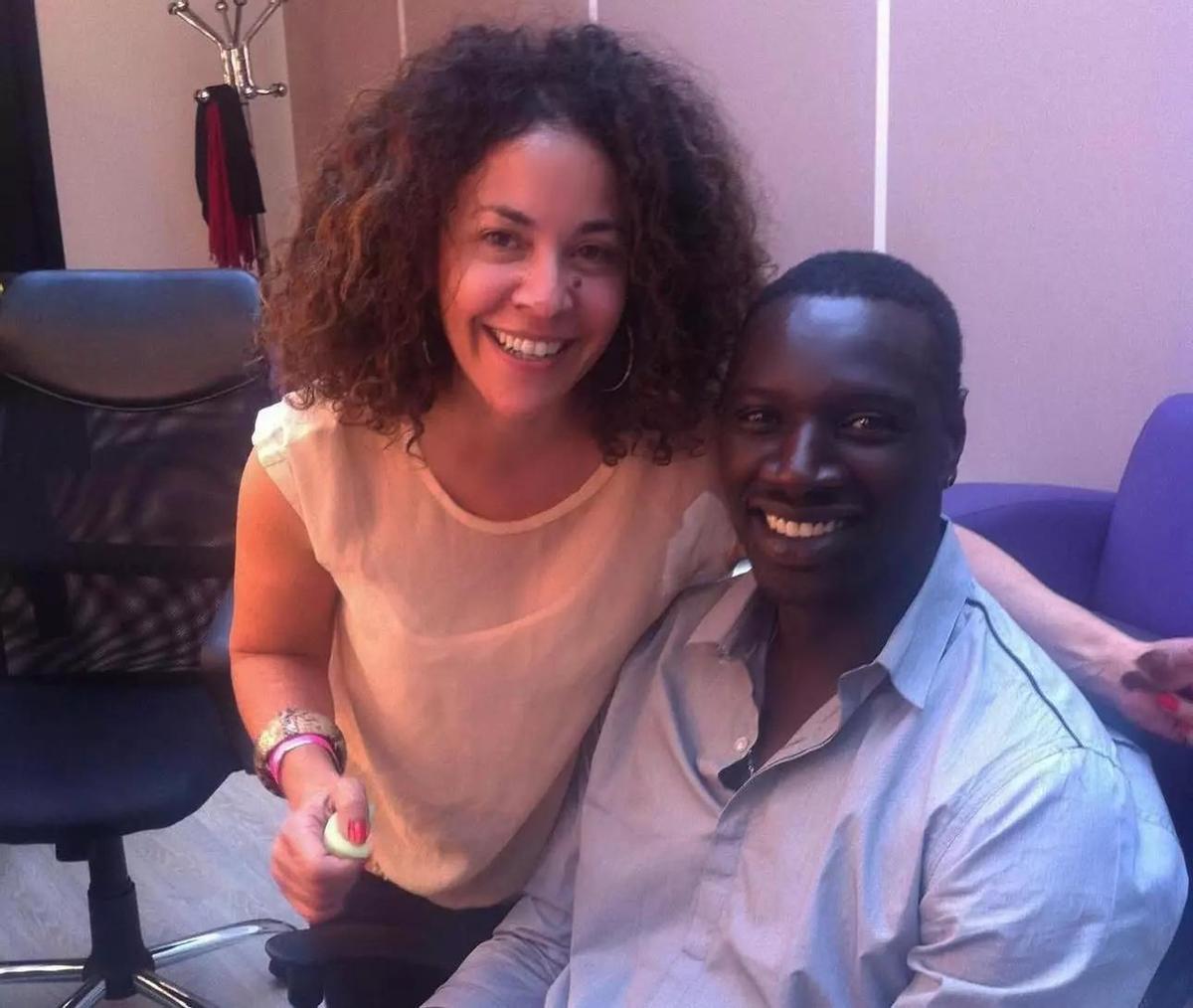 Omar Sy, actor de la serie de Netflix 'Lupin', con la maquilladora