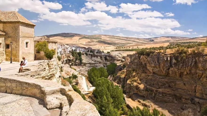 Así es el pueblo de Granada que guarda cuevas milenarias, aguas termales y tiene las famosas &quot;escaleras del diablo&quot; que nadie se atreve a subir