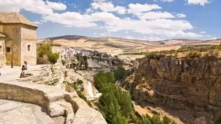 Así es el pueblo de Granada que guarda cuevas milenarias, aguas termales y tiene las famosas "escaleras del diablo" que nadie se atreve a subir
