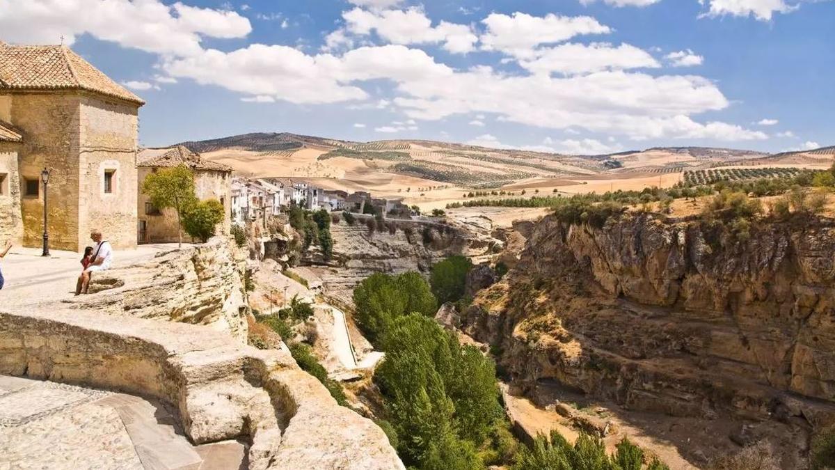 Este es el pueblo de Granada con cuevas milenarias, aguas termales y las "escaleras del diablo"