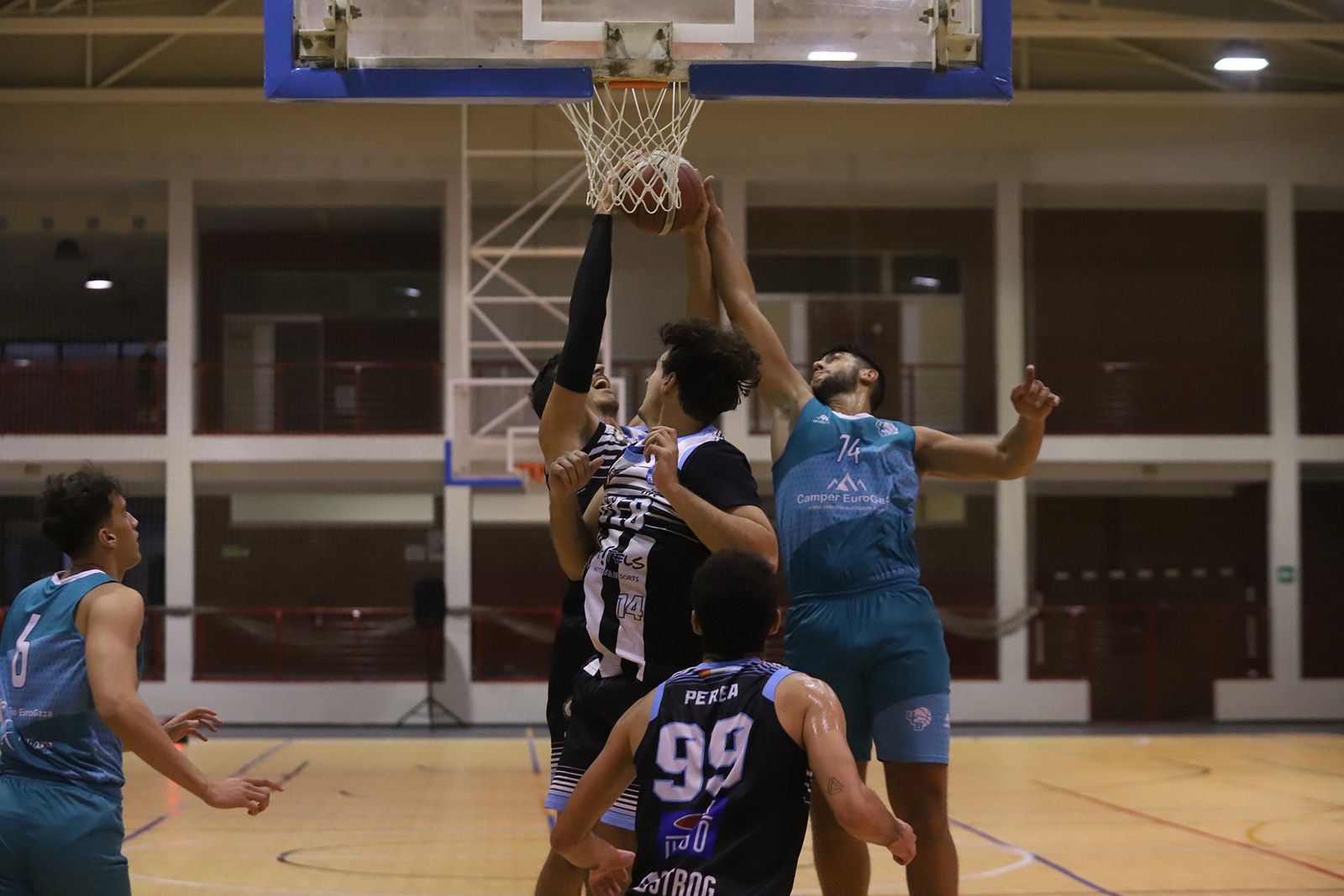 Las imágenes del Camper Eurogaza UCB ante el Linense en la Liga EBA