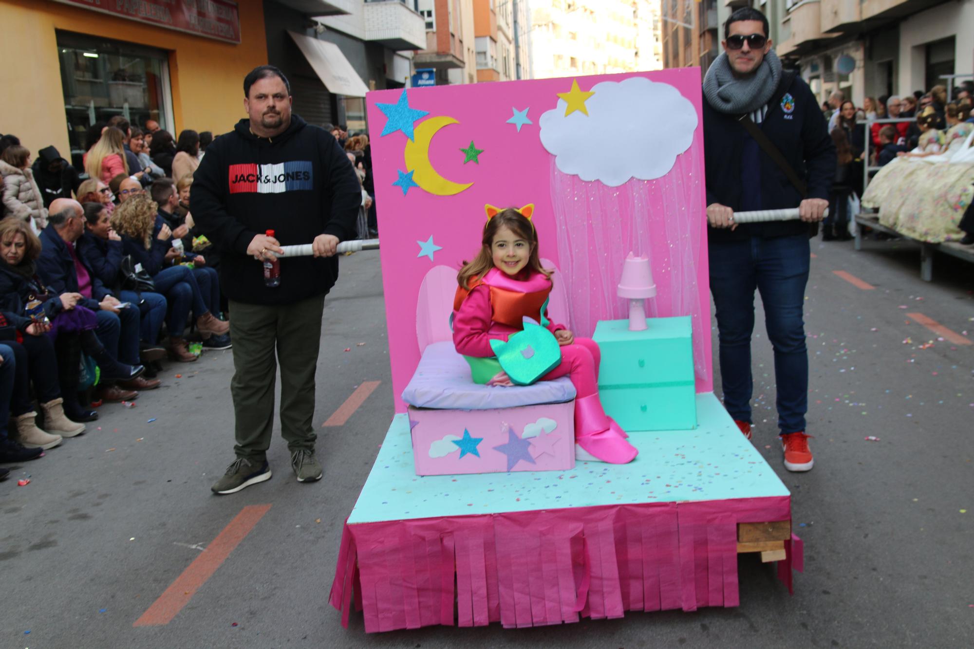 Búscate en las fotos del premio al Barri València en la cabalgata del Ninot infantil de Burriana