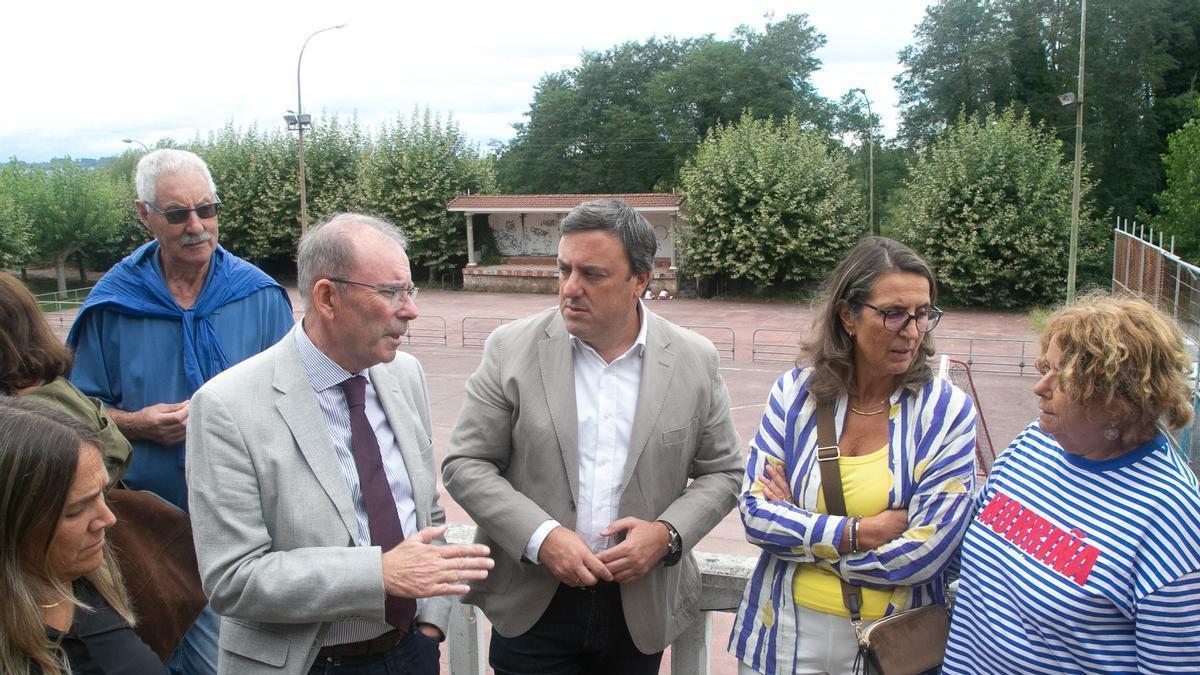 Formoso, en el centro, con Faraldo, este jueves en la presentación de las obras en la pista deportiva.