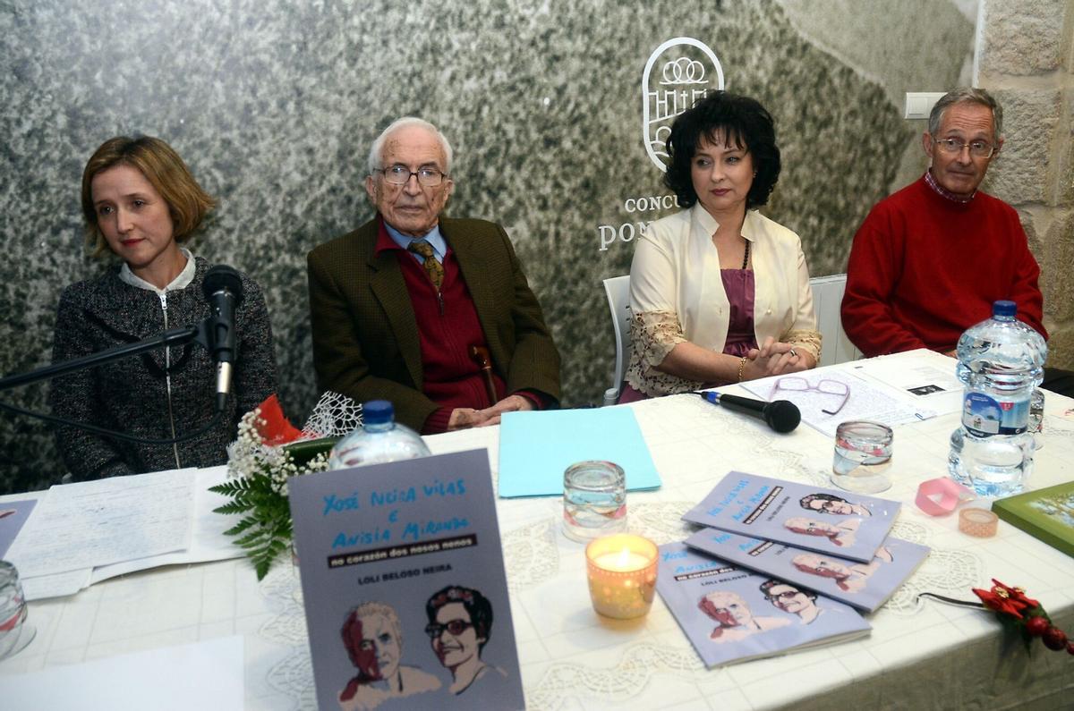 PRESENTACION DEL LIBRO DE LOLI BELOSO SOBRE XOSE NEIRA VILAS CON PRESENCIA DEL MISMO Y ANGEL CARRACEDO