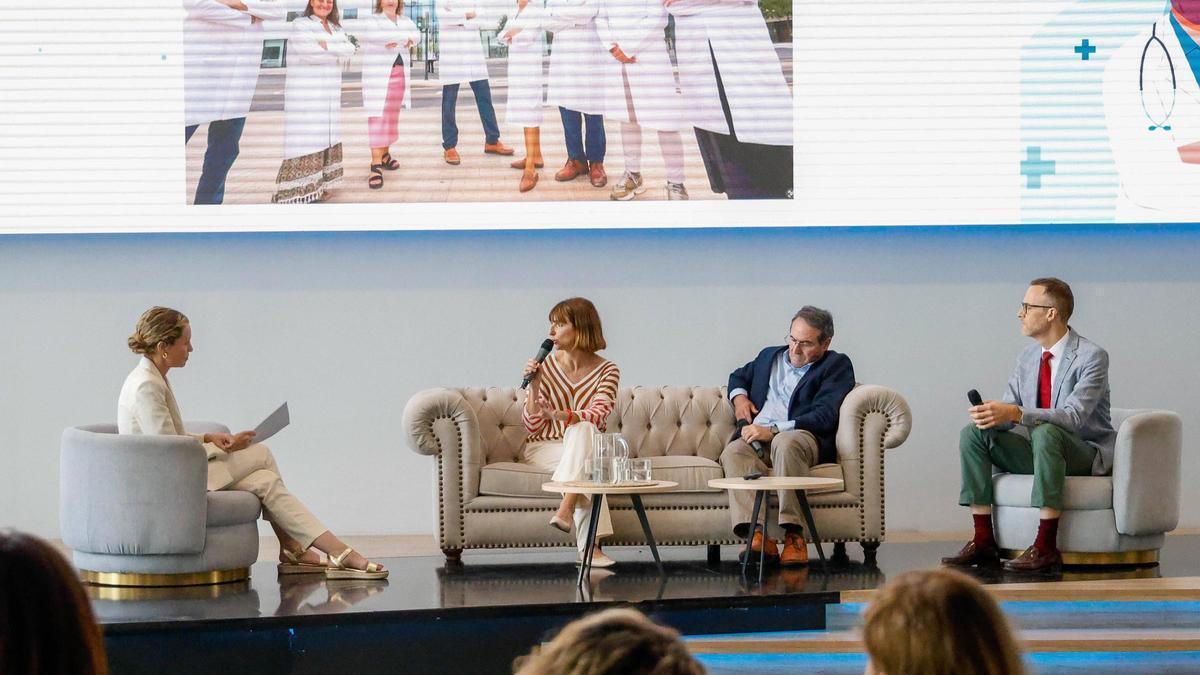 Silvia Tomás, directora de Relaciones Institucionales de Prensa Ibérica en Valencia, con los ponentes Antonio Gutiérrez, Irene Martínez, y Guillem Lera, representantes de Ascires.