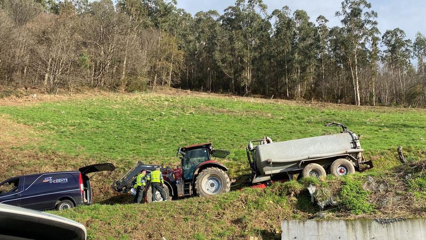 Fallece una mujer en Valdés arrollada por el tractor que conducía el marido de su nieta
