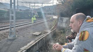 "Inquietud" entre los vecinos del entorno de la estación de Pola de Lena tras descarrilar un tren en la nueva vía