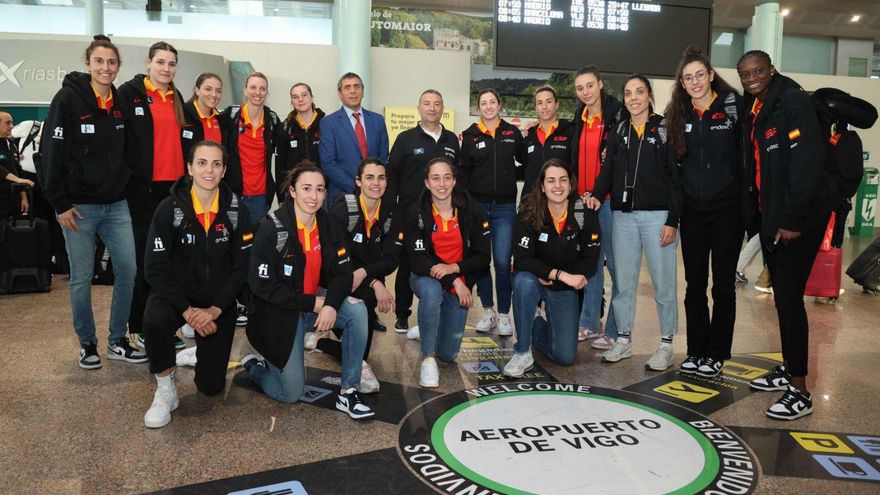 La selección femenina y el presidente de la Federación Gallega, ayer en Peinador. |  // PABLO HERNÁNDEZ GAMARRA