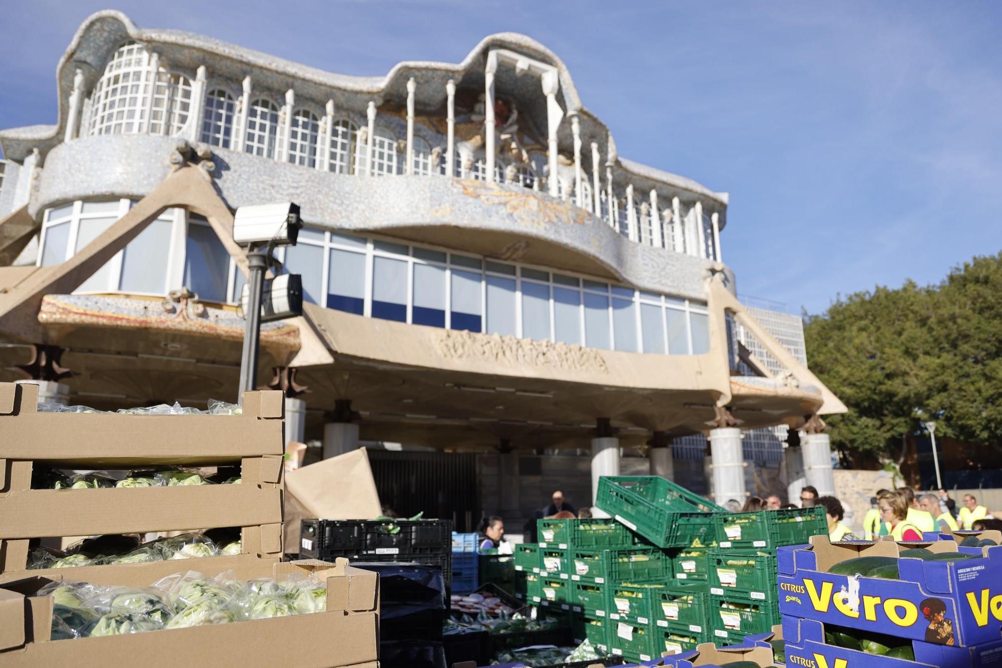 Las imágenes del plante de los agricultores frente a la Asamblea, donde han repartido frutas y hortalizas