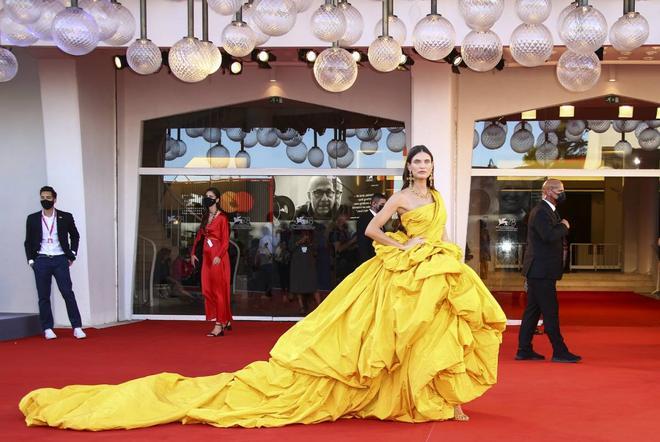 Bianca Balti en la alfombra roja de 'Madres Paralelas' durante el 78º Festival Internacional de Cine de Venecia