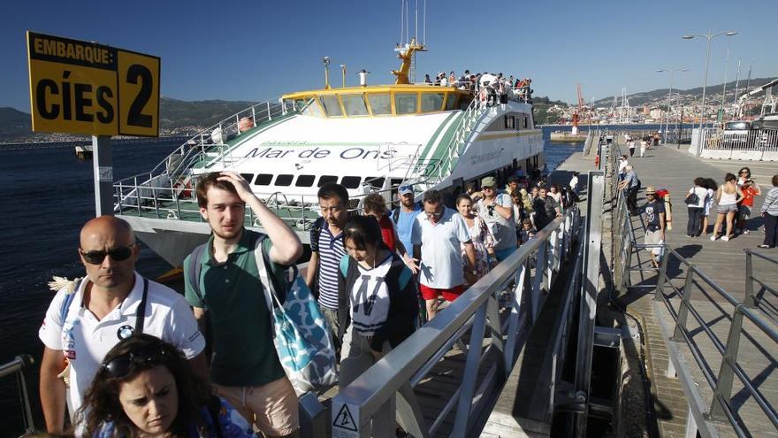 Turistas, embarcando en Vigo hacia Cíes. // M. Canosa