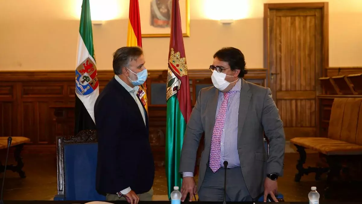Fernando Pizarro, alcalde de Plasencia, y José María Vergeles, consejero de Sanidad, durante la reunión que mantuvieron a principios de julio.