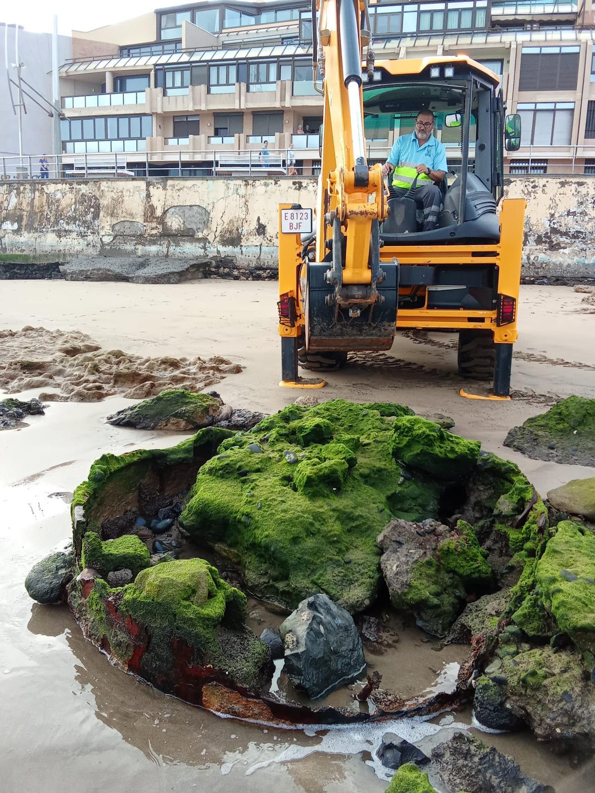 Trabajos para retirar los restos de la playa.
