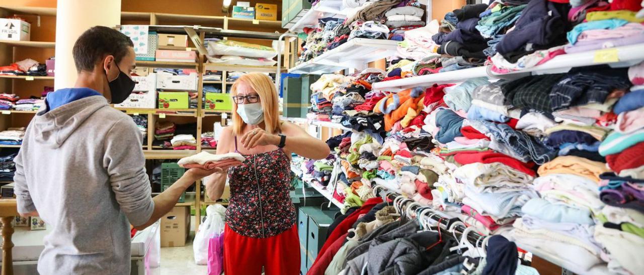 Banco de ropa en el local de 
Ponte Solidario en la estación  
de autobuses.  // Anxo Gutiérrez