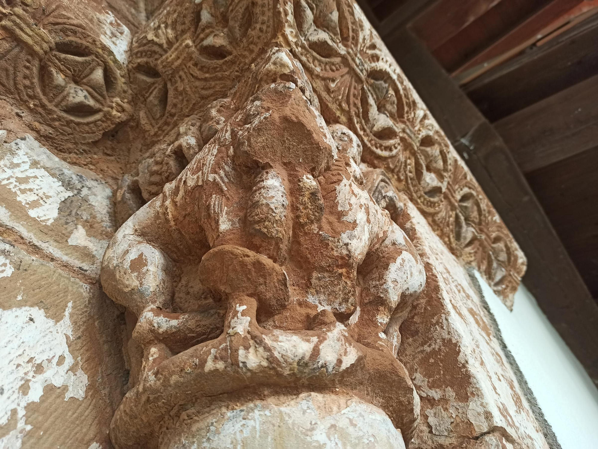 El templo románico de Santiago de Arlós se abre al público: "Tiene una iconografía muy variada"