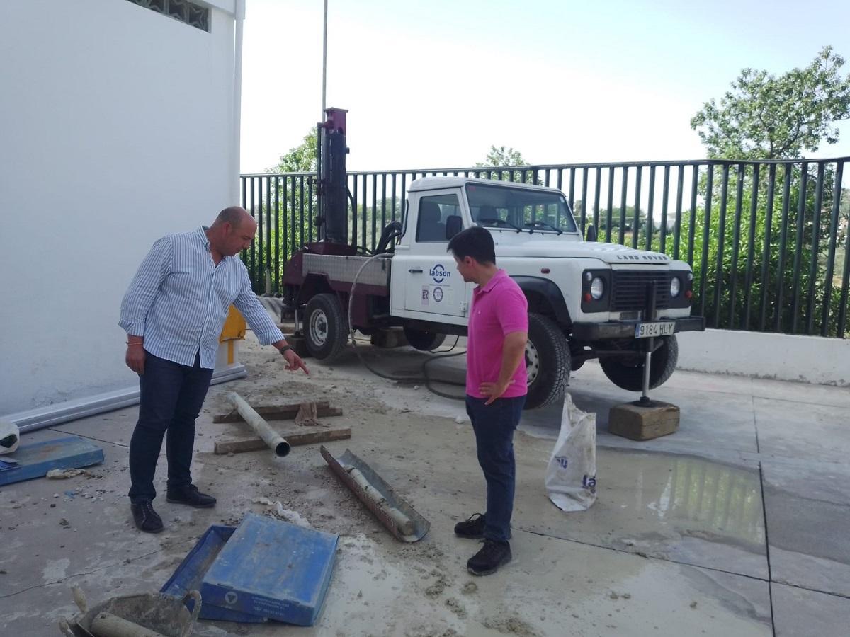 El alcalde de Rute, David Ruiz, comprueba los trabajos en el colegio.