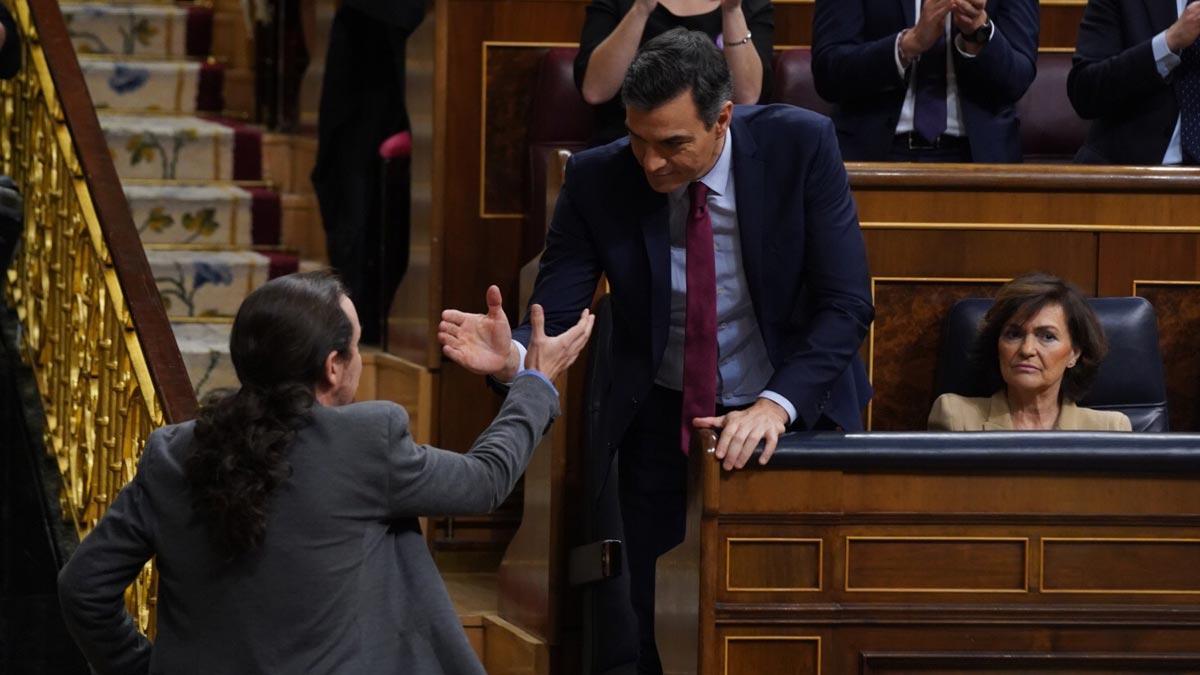 Pablo Iglesias, saluda al presidente del gobierno en funciones Pedro Sánchez , tras su intervención este martes en el Congreso.