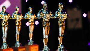 Estatuillas de los premios Oscar esperando dueño.