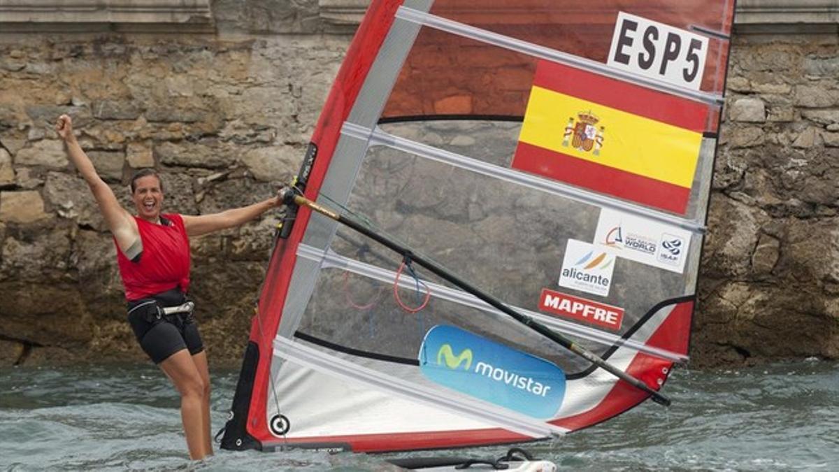 La windsurfista Marina Alabau celebra la conquista de la plata mundial nada más acabar la 'medal race', en Santander.