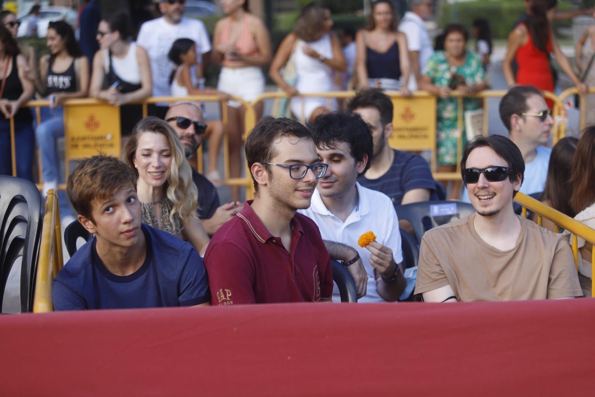 Búscate en los palcos de la Batalla de Flores de València 2022