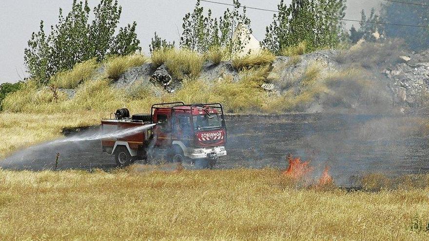 Los bomberos prevén un repunte de los incendios de pastos este verano