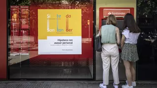 Más dinero en el banco: la mejora salarial y el freno de la inflación disparan el ahorro en Castellón