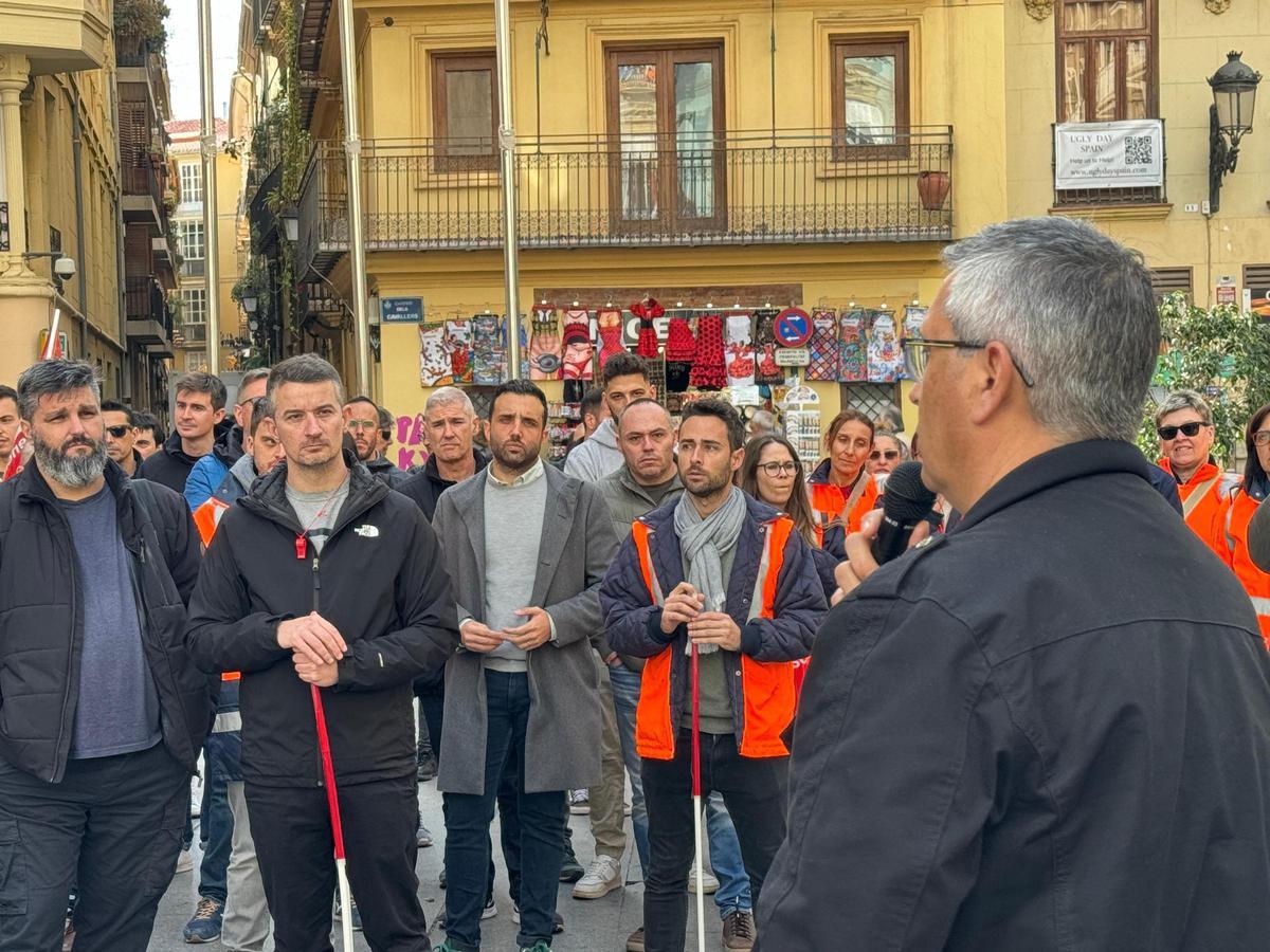 El alcalde, junto a los trabajadores cocnentrados.