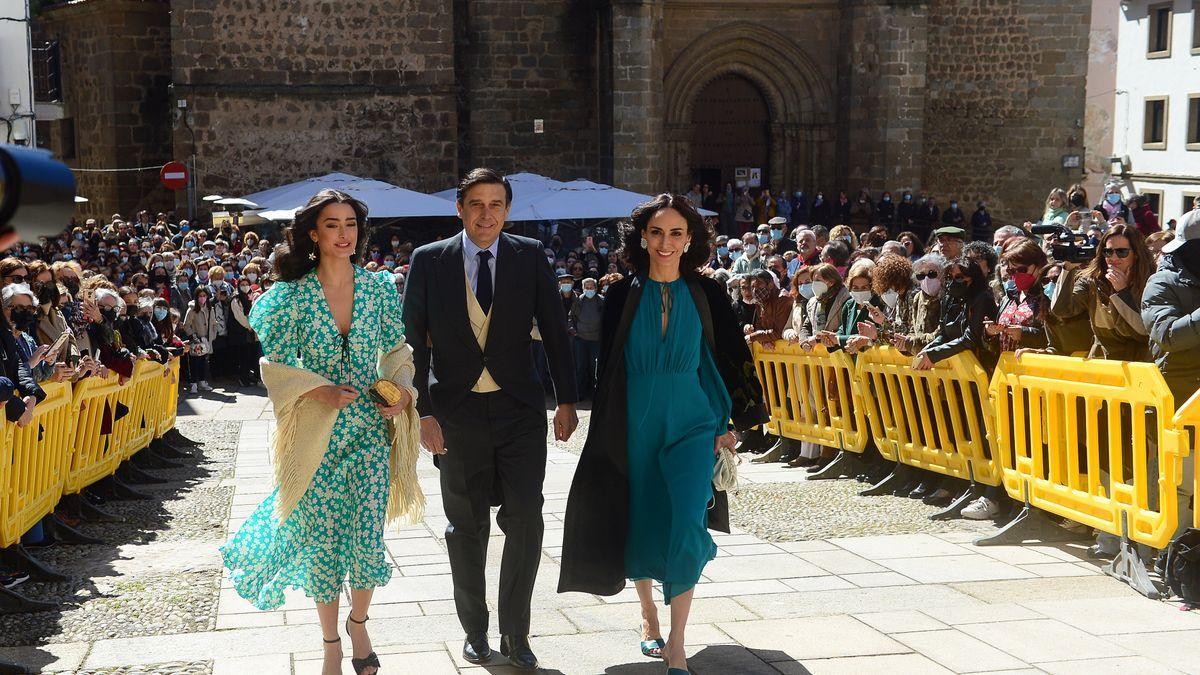 Manuel Falcó, primo del novio, junto a su mujer, Amparo Corsini y su hija Manuela.