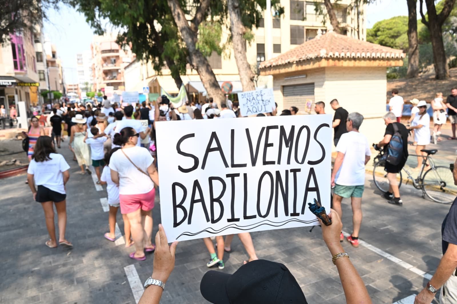 Protesta contra el derribo de las casas de la playa de Babilonia en Guardamar del Segura