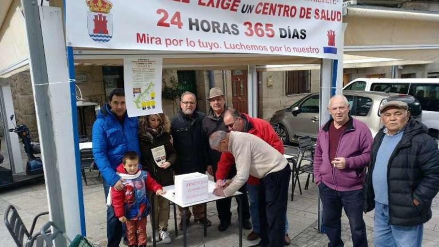 Recogida de firmas para reclamar un centro de salud en Fermoselle.