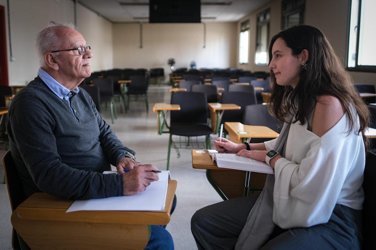 De izqda a dcha, el estudiante de la formación senior, Domingo Santana López, y la alumna de Medicina, Carolina Amieva.