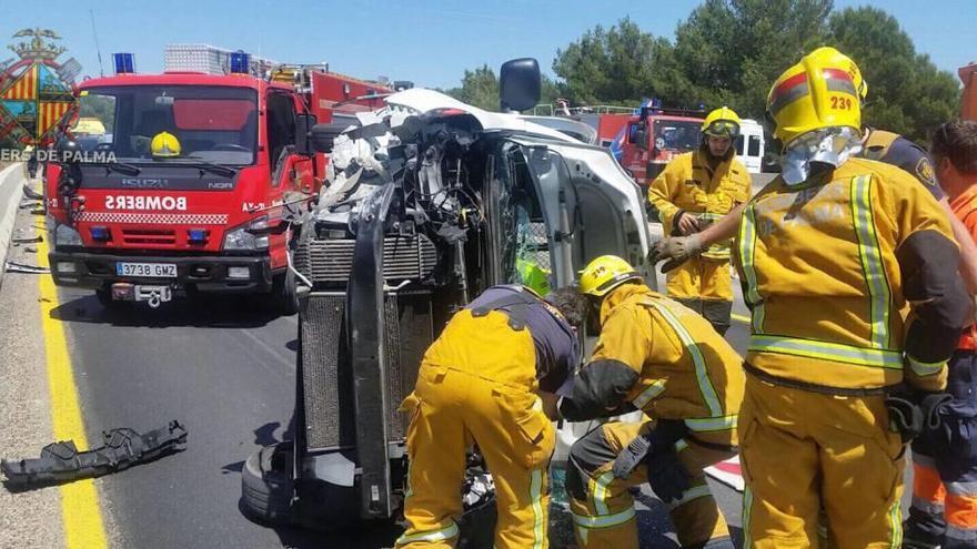 Sale ileso tras volcar en la autopista de Inca