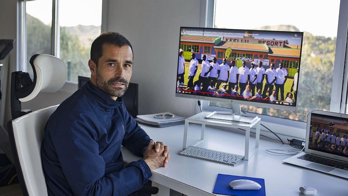 El atleta y preparador físico Octavio Pérez, en su casa de Xàtiva, desde donde dirige los entrenos del proyecto «Sky Runner Kenia» | PERALES IBORRA