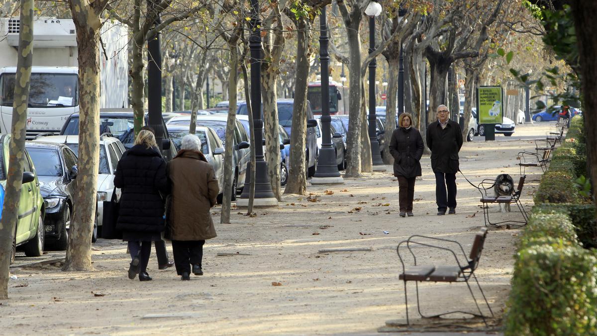 Varios pensionistas pasean por un parque. El colectivo engloba a Castellón a más de 135.000 personas.